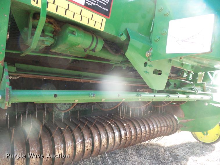 image for item DG0409 2004 John Deere 567 round baler