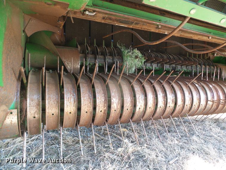image for item DG0409 2004 John Deere 567 round baler