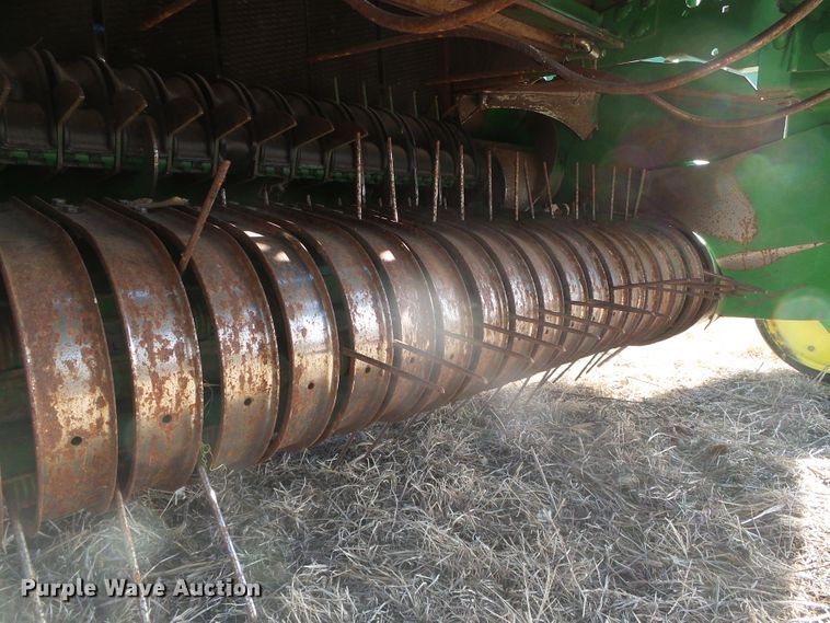 image for item DG0409 2004 John Deere 567 round baler