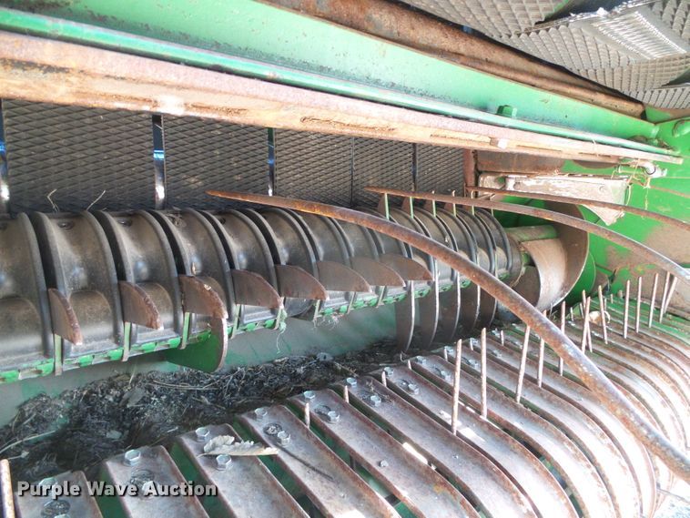 image for item DG0409 2004 John Deere 567 round baler