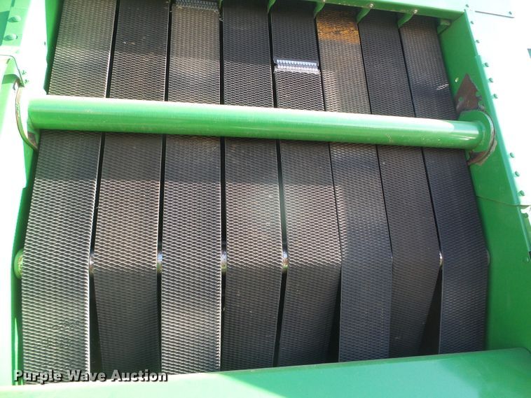 image for item DG0409 2004 John Deere 567 round baler