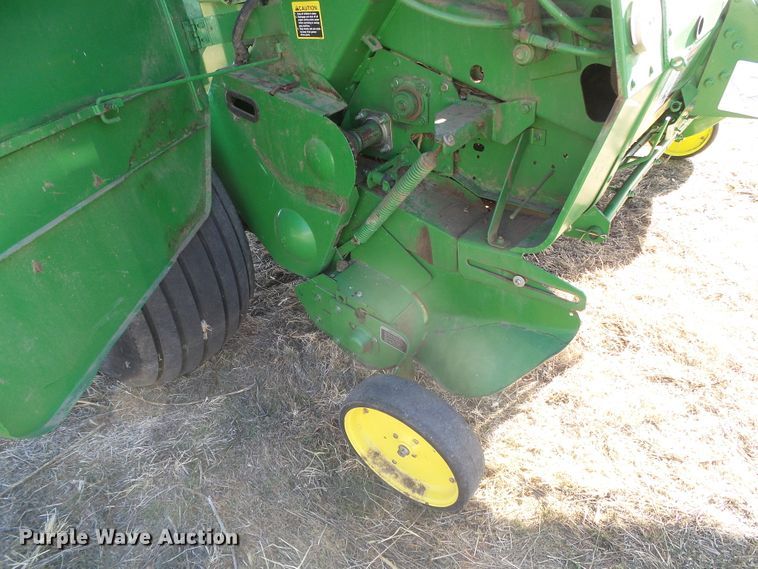 image for item DG0409 2004 John Deere 567 round baler