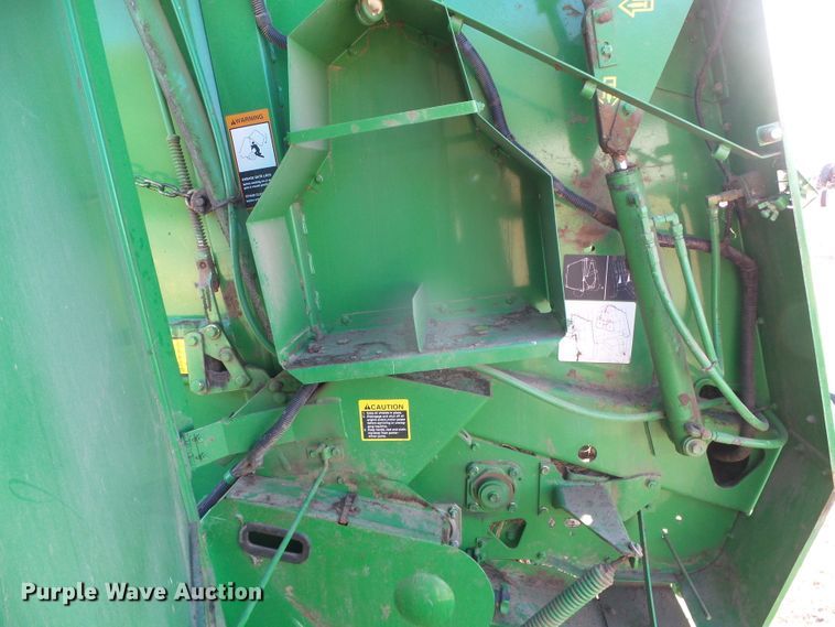 image for item DG0409 2004 John Deere 567 round baler