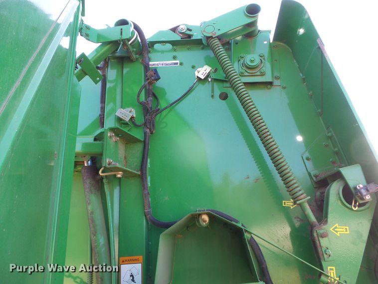 image for item DG0409 2004 John Deere 567 round baler