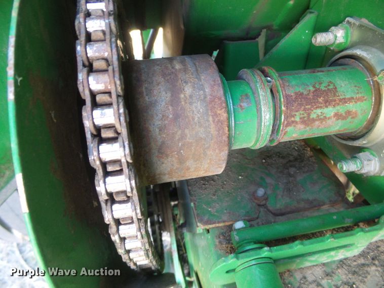 image for item DG0409 2004 John Deere 567 round baler