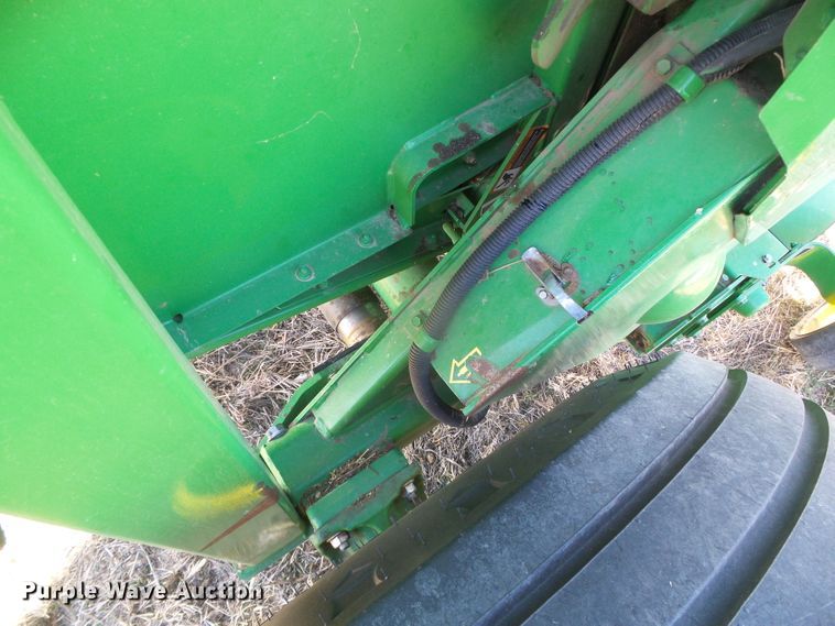 image for item DG0409 2004 John Deere 567 round baler