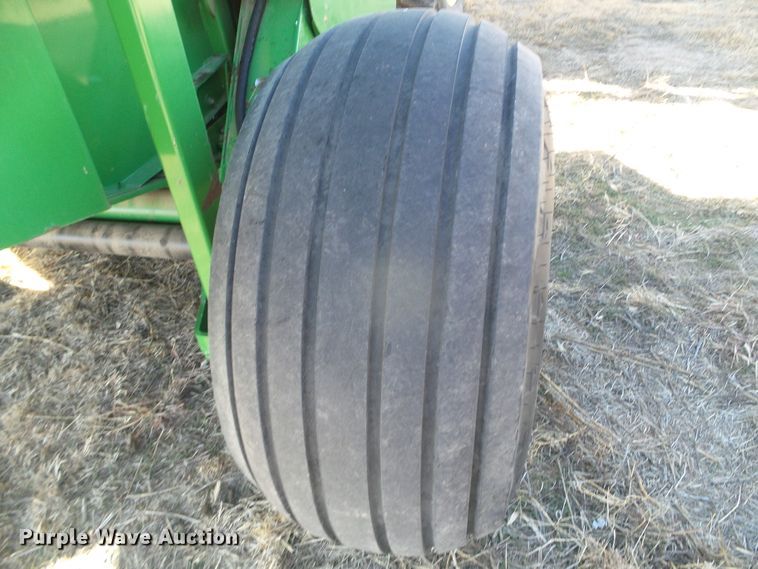 image for item DG0409 2004 John Deere 567 round baler