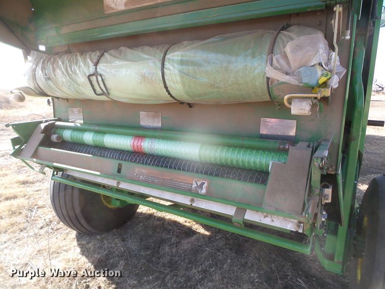image for item DG0409 2004 John Deere 567 round baler