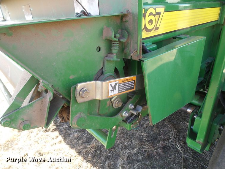 image for item DG0409 2004 John Deere 567 round baler