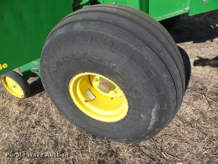 image for item DG0409 2004 John Deere 567 round baler