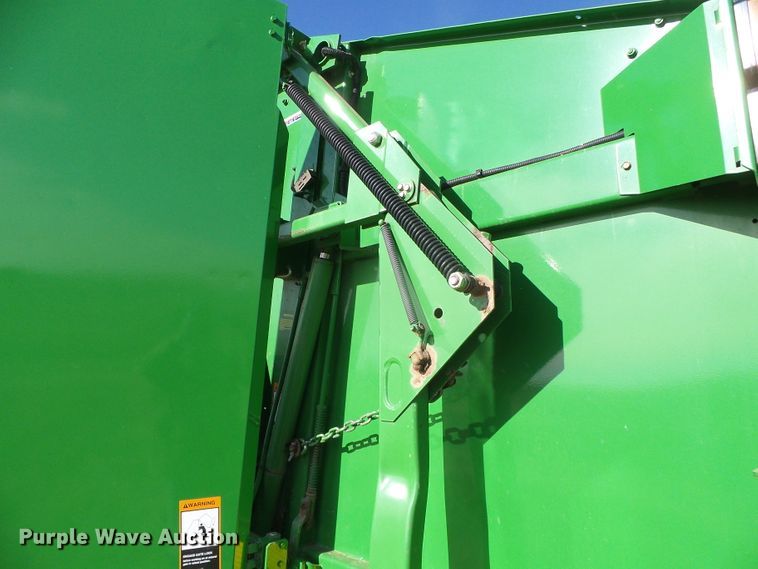 image for item DG0409 2004 John Deere 567 round baler