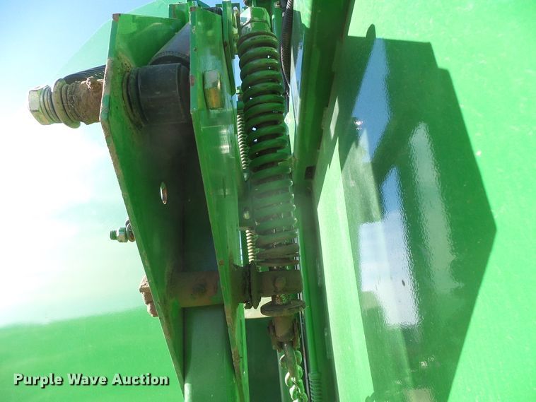 image for item DG0409 2004 John Deere 567 round baler