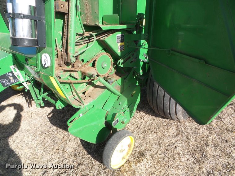 image for item DG0409 2004 John Deere 567 round baler