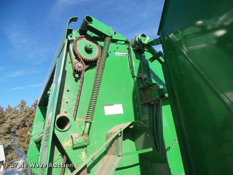 image for item DG0409 2004 John Deere 567 round baler