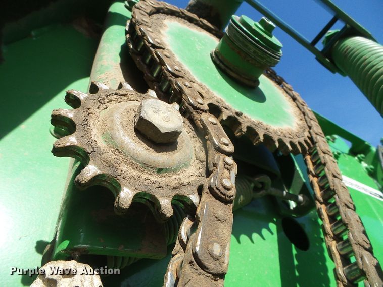 image for item DG0409 2004 John Deere 567 round baler