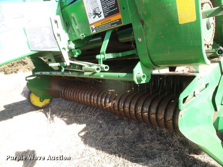 image for item DG0409 2004 John Deere 567 round baler