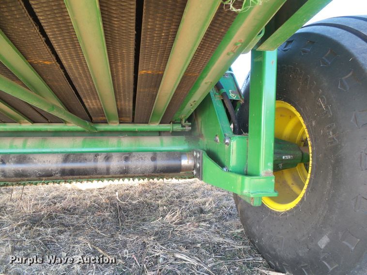 image for item DG0409 2004 John Deere 567 round baler