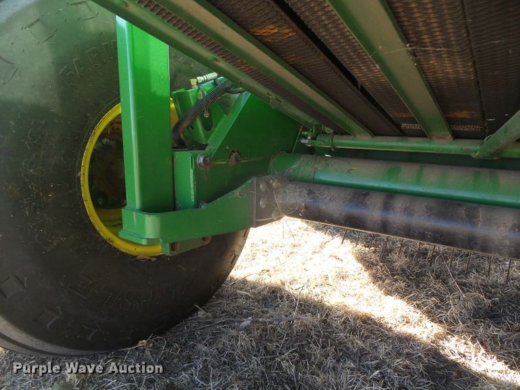 image for item DG0409 2004 John Deere 567 round baler