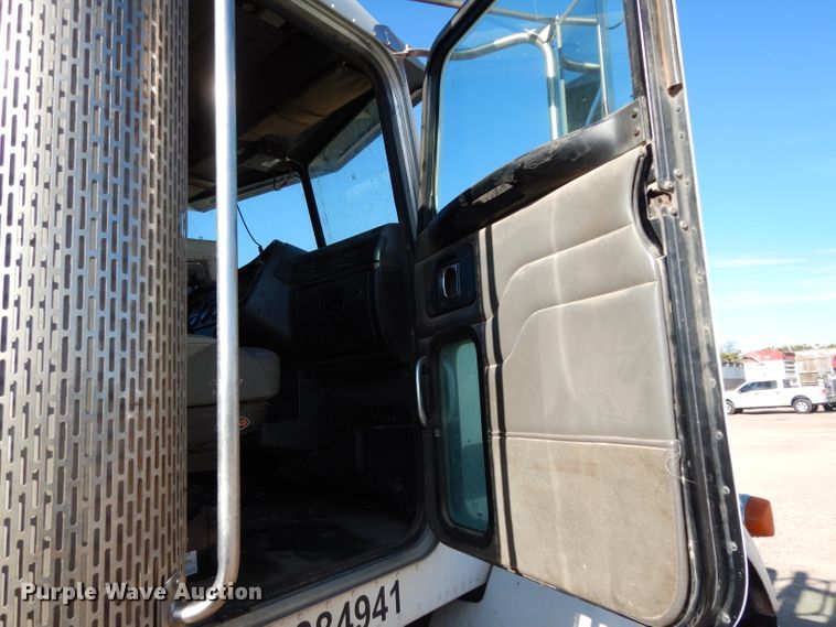image for item DH2257 2006 Peterbilt 378 semi truck