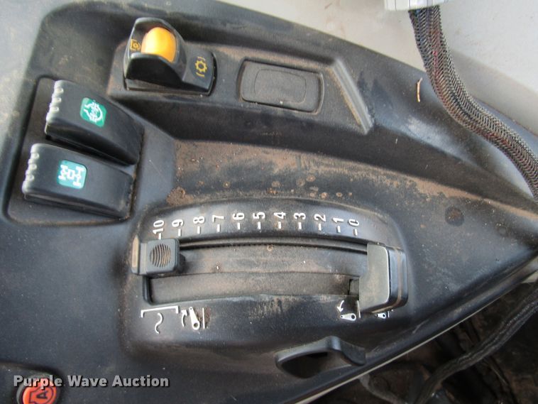 image for item DH8256 2016 Massey-Ferguson 4710 MFWD tractor