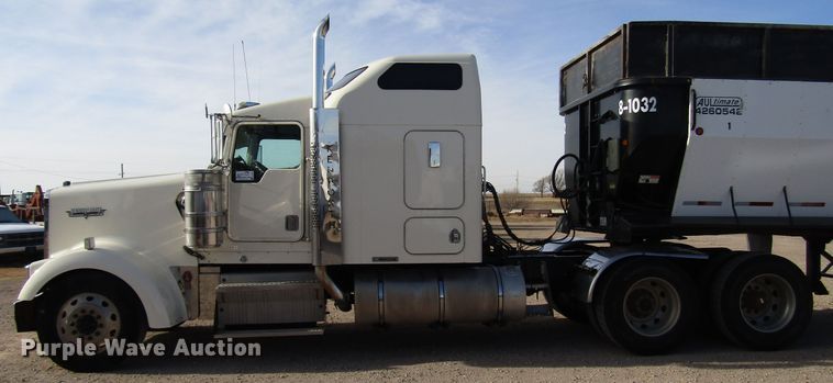 image for item DH8262 2000 Kenworth W900 semi truck