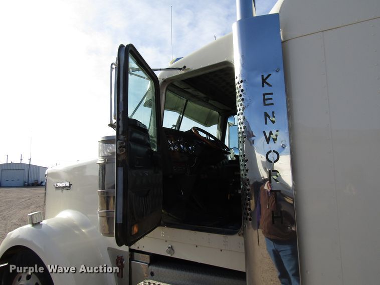 image for item DH8262 2000 Kenworth W900 semi truck