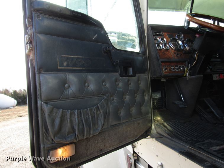 image for item DH8262 2000 Kenworth W900 semi truck