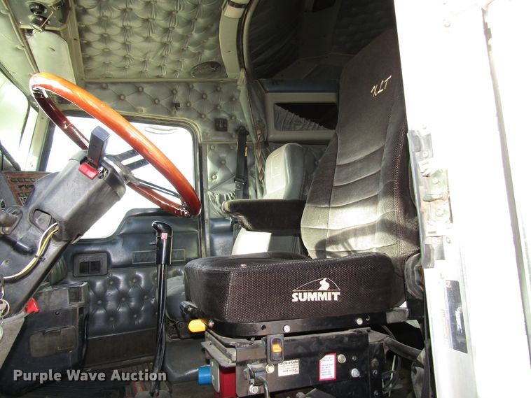 image for item DH8262 2000 Kenworth W900 semi truck