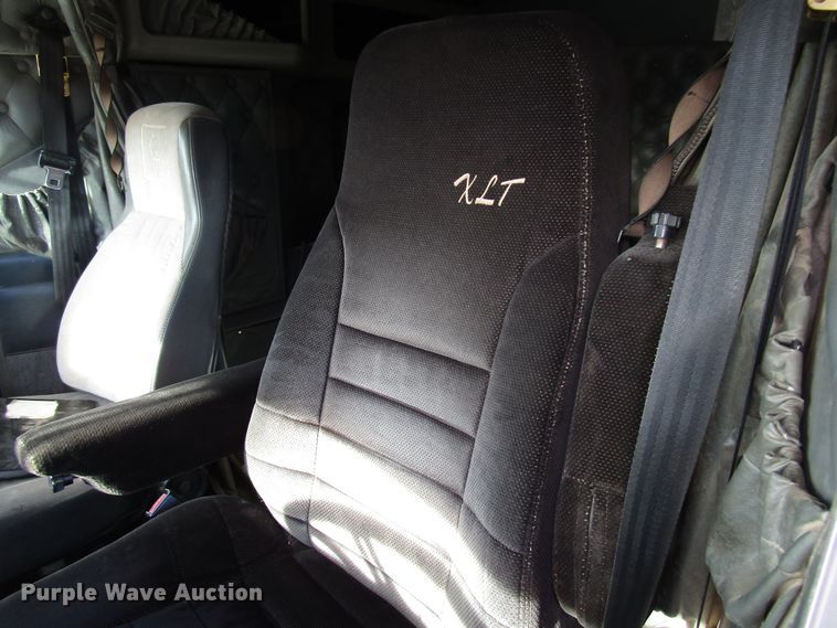 image for item DH8262 2000 Kenworth W900 semi truck