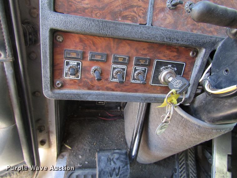 image for item DH8262 2000 Kenworth W900 semi truck