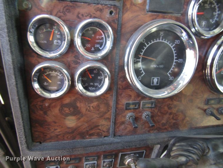 image for item DH8262 2000 Kenworth W900 semi truck