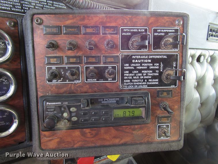 image for item DH8262 2000 Kenworth W900 semi truck