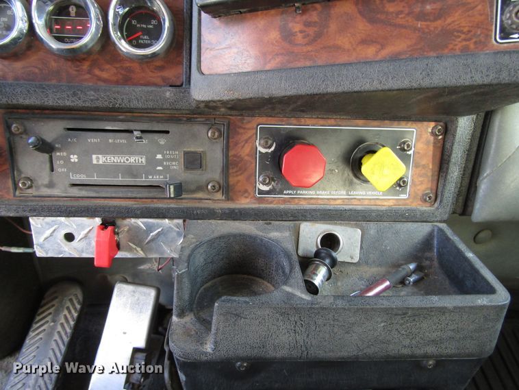 image for item DH8262 2000 Kenworth W900 semi truck