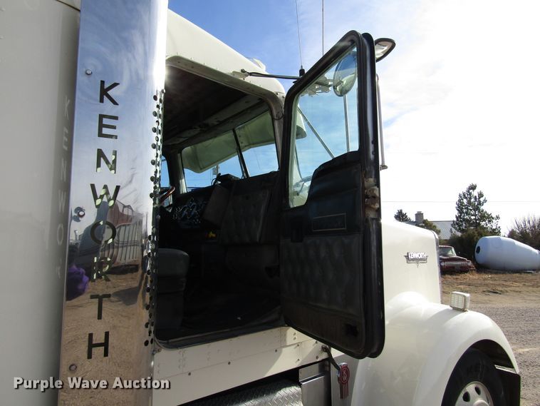 image for item DH8262 2000 Kenworth W900 semi truck