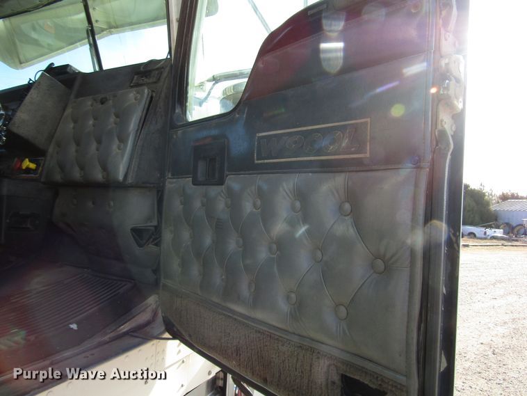 image for item DH8262 2000 Kenworth W900 semi truck