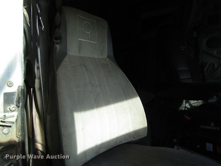 image for item DH8262 2000 Kenworth W900 semi truck