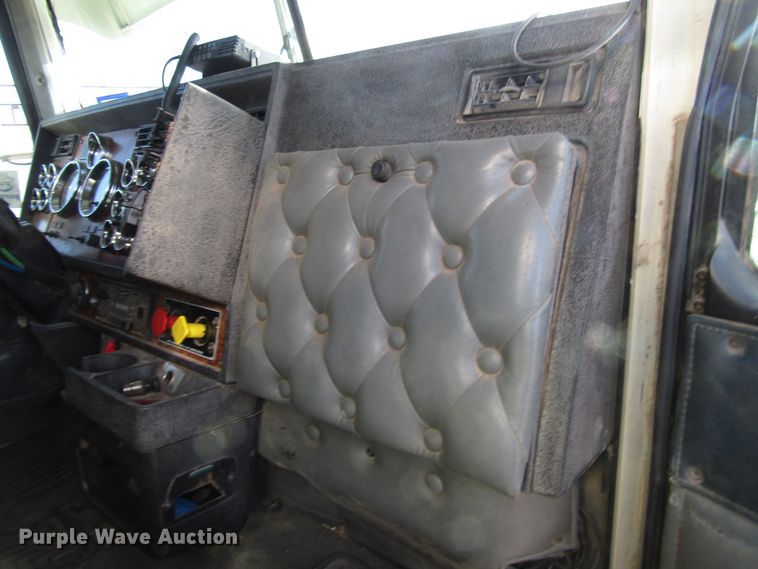 image for item DH8262 2000 Kenworth W900 semi truck