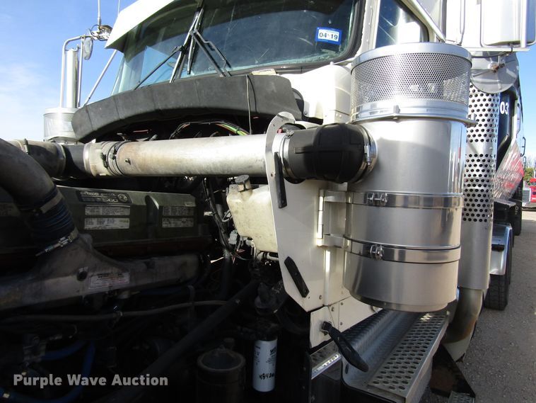 image for item DH8262 2000 Kenworth W900 semi truck