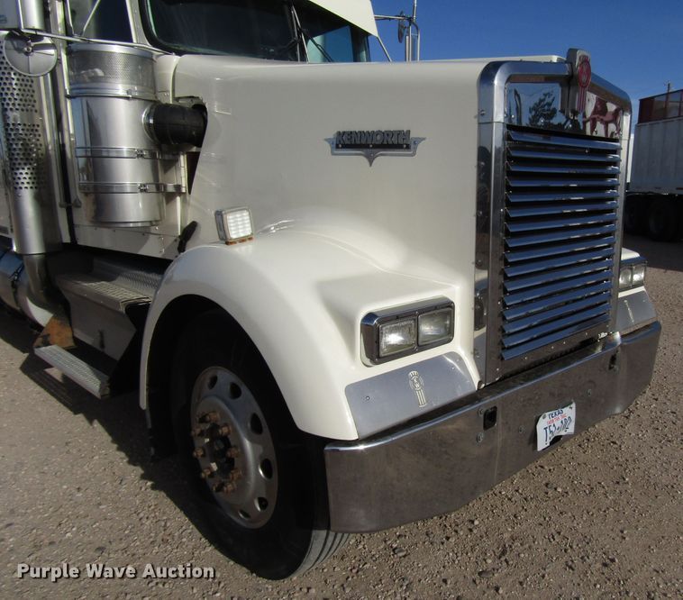 image for item DH8262 2000 Kenworth W900 semi truck