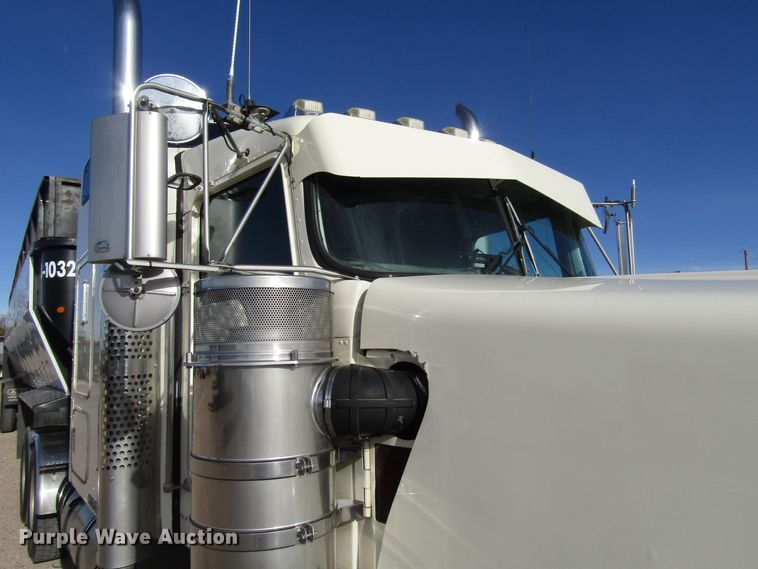 image for item DH8262 2000 Kenworth W900 semi truck