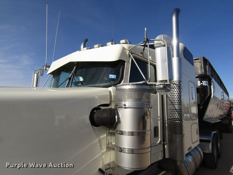 image for item DH8262 2000 Kenworth W900 semi truck