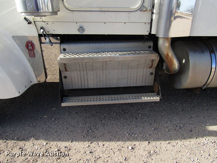 image for item DH8262 2000 Kenworth W900 semi truck