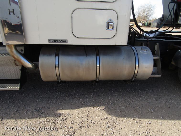 image for item DH8262 2000 Kenworth W900 semi truck