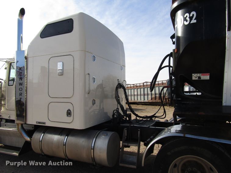 image for item DH8262 2000 Kenworth W900 semi truck