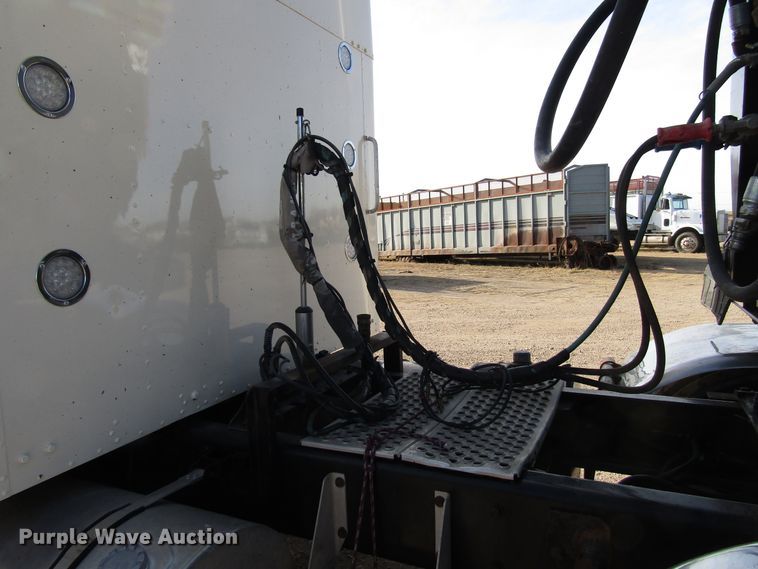 image for item DH8262 2000 Kenworth W900 semi truck