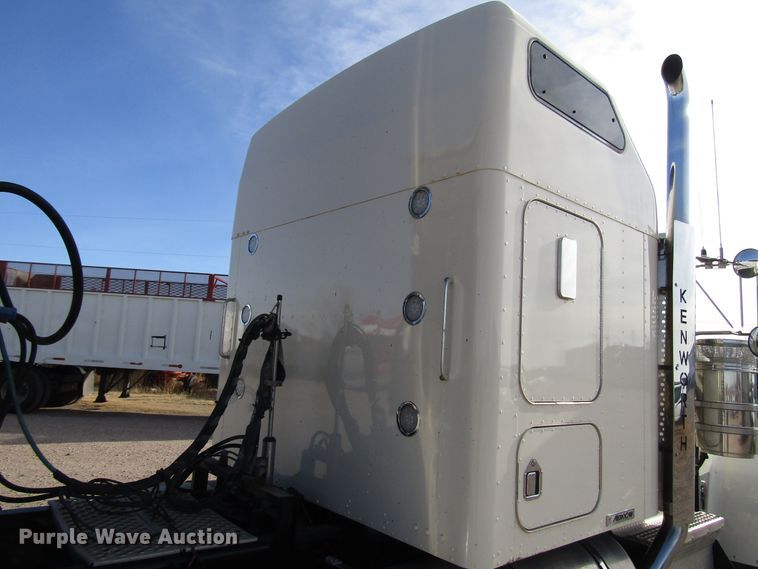 image for item DH8262 2000 Kenworth W900 semi truck