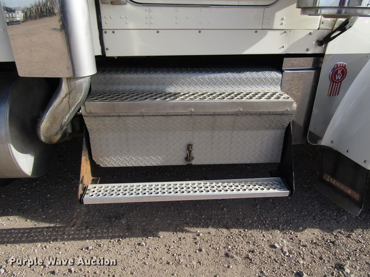 image for item DH8262 2000 Kenworth W900 semi truck