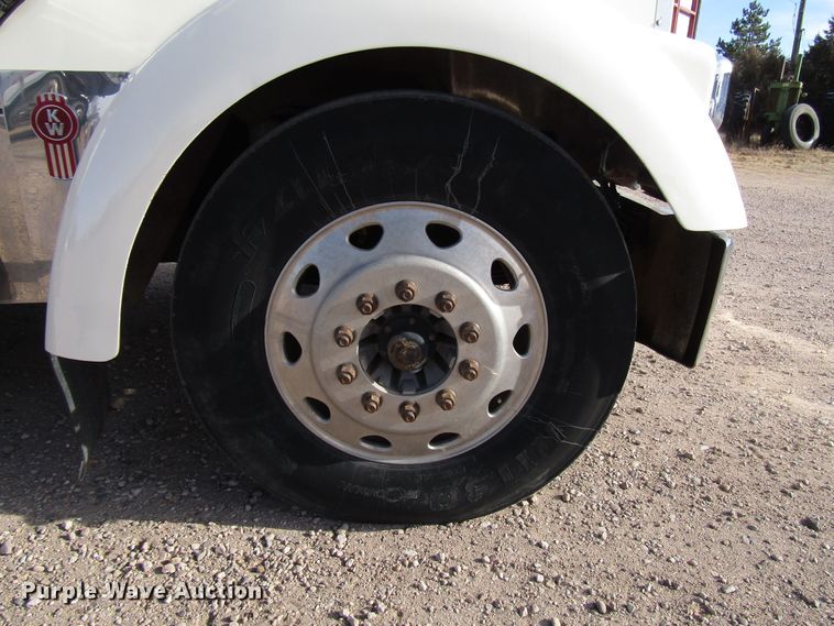 image for item DH8262 2000 Kenworth W900 semi truck