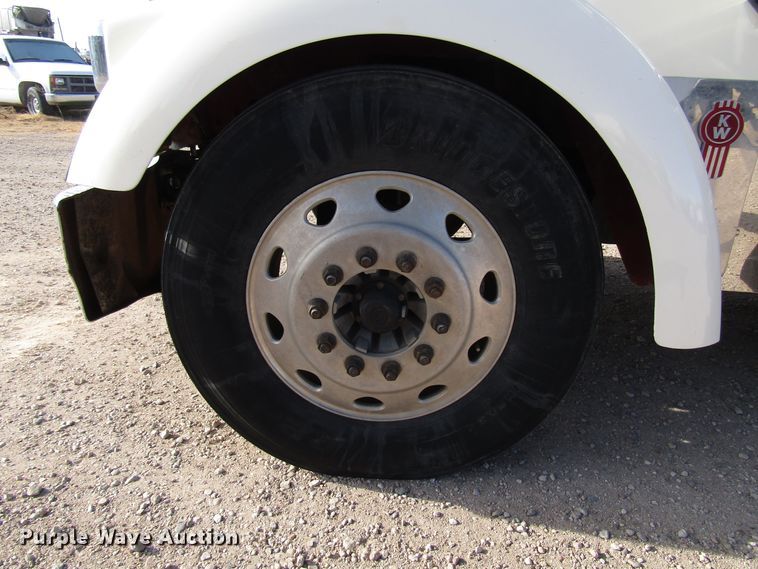 image for item DH8262 2000 Kenworth W900 semi truck