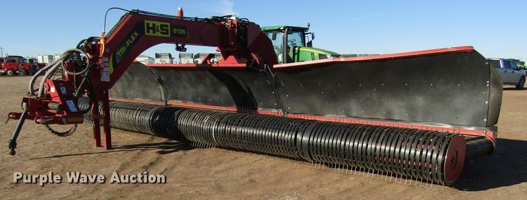 image for item DH8304 2017 H&S Tri-Flex 6135 hay merger